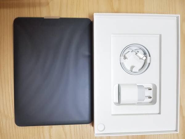 아이패드 에어4를 언박싱하는 과정. /이경탁 기자