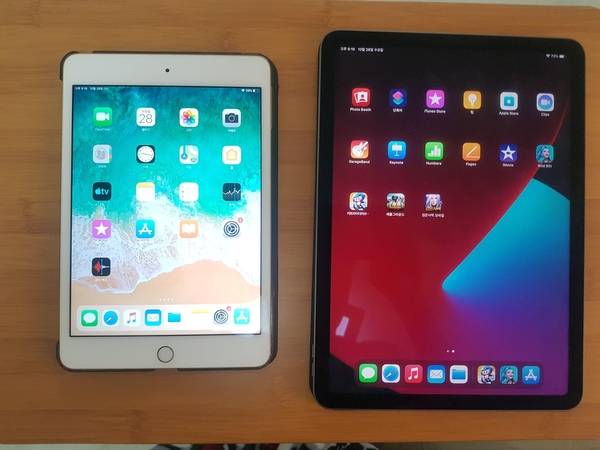 아이패드 미니(왼쪽)와 아이패드 에어4를 비교한 모습. /이경탁 기자