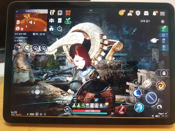 아이패드 에어4로 펄어비스가 개발한 검은사막 모바일 버전을 실행시킨 모습. /이경탁 기자