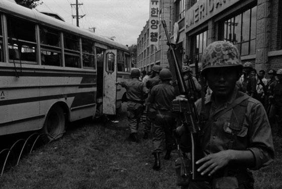 1971년 8월 23일 오후 서울 대방동 유한양행 앞에서 ‘실미도 부대’ 공작원들이 수류탄으로 자폭한 직후 군과 경찰이 현장을 수습하고 있다. 중앙포토