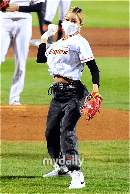 ▲ 환불원정대 은비 '마스크·장갑 야무지게 착용'