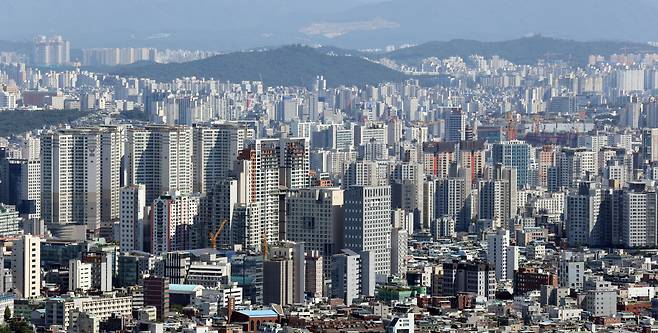 20일 서울시 부동산정보광장에 따르면 이달 들어 신고된 서울 아파트 매매건수(계약일 기준)는 620건에 불과한 것으로 나타난 가운데 서울의 이달 아파트 매매 건수가 역대 최소를 경신할 가능성이 제기되고 있다. 사진은 이날 남산 N서울타워에서 바라본 서울 시내 아파트. 연합뉴스
