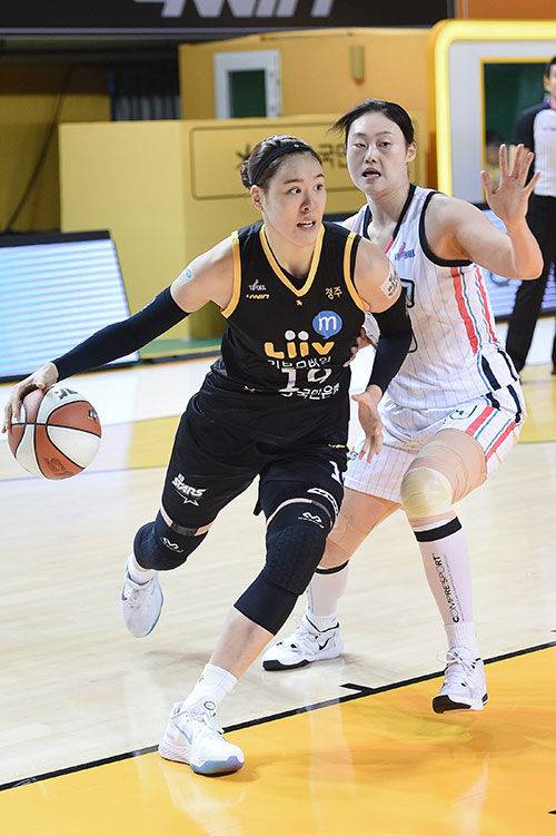 여자프로농구 청주 KB의 센터 박지수