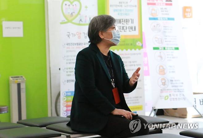 정은경 질병청장, 독감백신 접종 (서울=연합뉴스) 정은경 질병관리청장이 29일 충북 청주시 흥덕구 보건소에서 인플루엔자(독감) 예방접종 후 이상 반응 발생 여부를 관찰하기 위해 대기하고 있다. 2020.10.29       [질병관리청 제공. 재판매 및 DB 금지] photo@yna.co.kr