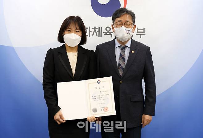 박양우 문화체육관광부 장관(오른쪽)이 30일 서울 용산구 문체부스마트워크센터 회의실에서 홍희경 신임 한국문화정보원장에게 임명장을 수여한 뒤 기념촬영을 하고 있다(사진=문체부)