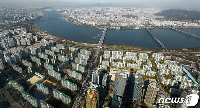 28일 서울 송파구 롯데월드타워 전망대에서 바라본 아파트 단지 일대.  © News1 안은나 기자