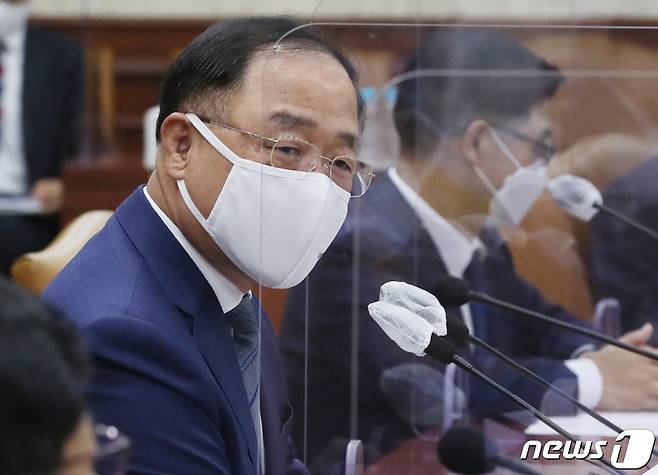 홍남기 경제부총리 겸 기획재정부 장관이 20일 오후 서울 종로구 정부서울청사에서 열린 제1차 조달정책심의위원회에서 모두 발언을 하고 있다. 2020.10.29/뉴스1 © News1 송원영 기자