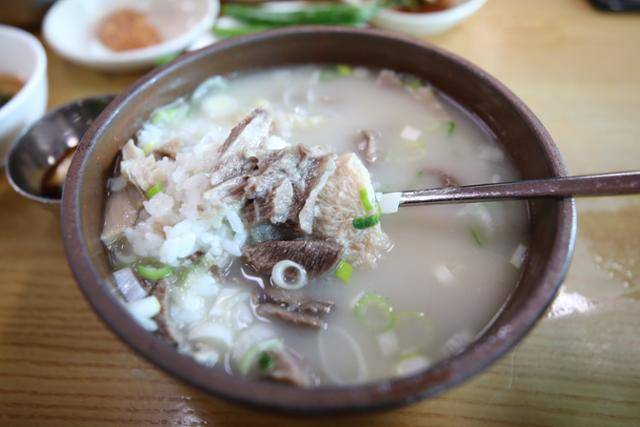 '원조 현풍 박소선 할매집곰탕'의 곰탕. 한 그릇에 1만3,000원. ⓒ박준규