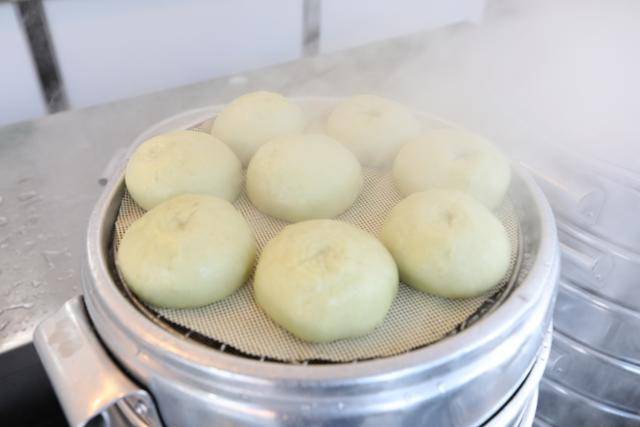 가창면 찐빵길의 '호찐빵 만두나라'의 찐빵에 모락모락 김이 피어 오른다. 국산팥찐빵 3,000원, 고기만두 3,000원. ⓒ박준규