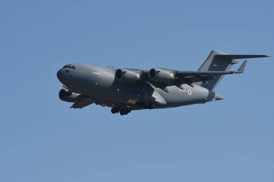 아랍에미리트(UAE) 공군 소속 수송기인 C-17 글로브마스터Ⅲ가 29일 오전 인천공항에 착륙하고 있다. [디펜스타임스]
