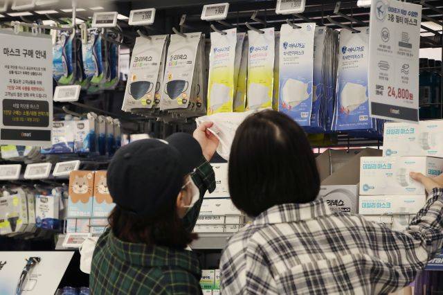 시민들이 서울시내 한 대형마트에서 마스크를 살펴보고 있다. 연합뉴스