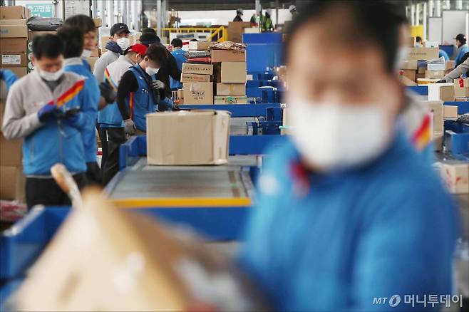 [서울=뉴시스] 국회사진기자단 = 21일 서울 서초구 CJ대한통운 강남2지사 터미널 택배분류 작업장에서 택배기사들이 택배 분류 작업을 하고 있다. 2020.10.21.     photo@newsis.com