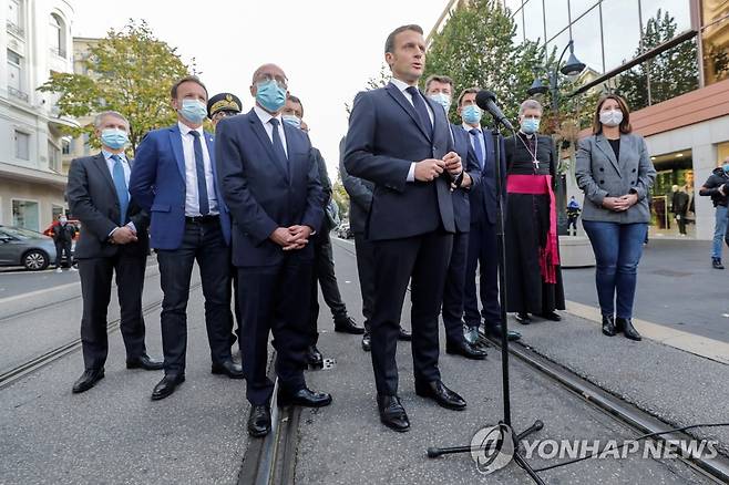 흉기테러 현장에서 발언하는 마크롱 프랑스 대통령 (니스 EPA=연합뉴스) 에마뉘엘 마크롱(중앙) 프랑스 대통령이 29일(현지시간) 흉기 테러 사건이 발생한 남부 도시 니스의 노트르담 대성당을 방문해 취재진 앞에서 발언하고 있다. 이날 이 성당에서는 역사교사 참수 사건 후 한 달도 지나지 않아 끔찍한 흉기 테러가 또다시 발생해 3명이 숨졌다. 이 중 1명은 참수당했다. sungok@yna.co.kr