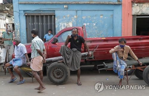 스리랑카 콜롬보의 시장에서 대기 중인 일용직 노동자. [AP=연합뉴스]