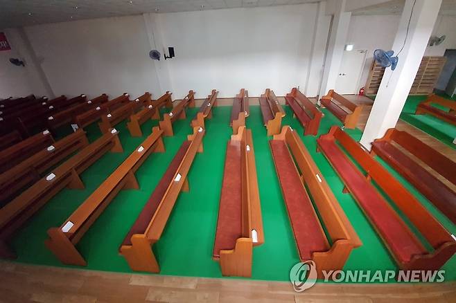 확진자 다수 나와 출입 통제된 교회 (대구=연합뉴스) 신종 코로나바이러스 감염증(코로나19) 확진자가 다수 나온 대구 서구 대구예수중심교회 내부. [연합뉴스TV 김종운 촬영] mtkht@yna.co.kr