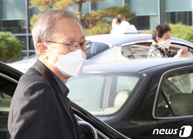 다스(DAS) 실소유 의혹으로 재판에 넘겨져 징역 17년을 확정받은 이명박(78) 전 대통령이 30일 오전 순환기과 진료를 받기 위해 서울 종로구 서울대병원에 도착하고 있다. 이 전 대통령은 횡령과 뇌물 등의 혐의로 오는 11월 2일 동부구치소에 재수감될 예정이다. 2020.10.30/뉴스1 © News1 황기선 기자