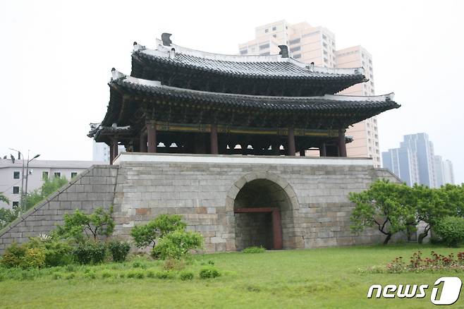 고구려시기 평양성 중성의 성문으로 처음 건설한 보통문. 현재의 모습은 15세기에 중건한 것이다. (미디어한국학 제공) 2020.10.31.© 뉴스1