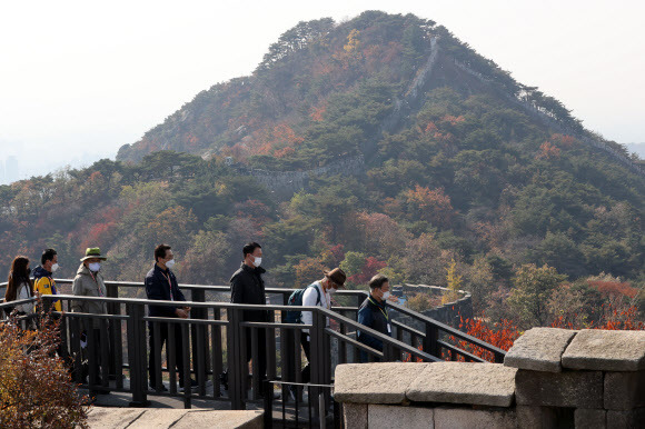 일반에 개방 앞둔 북악산 북측 산행하는 문 대통령 - 문재인 대통령이 31일 청와대 뒤편 북악산 북측 탐방로의 곡장 전망대를 걷고 있다. 1968년 김신조 사건(1?21 사태) 후 일반인의 출입이 제한돼온 북악산 북측 탐방로는 둘레길로 조성돼 다음 날인 1일부터 일반에 개방된다. 이날 산행은 부암동 주민과 산악인 엄홍길 대장, 정재숙 문화재청장, 김영종 종로구청장, 김도균 수도방위사령관 등과 함께 했다. 2020.10.31 연합뉴스