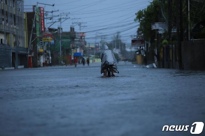 제19호 태풍 '고니'의 영향으로 1일 필리핀 알베이주 레가스피 시내 도로가 물에 잠겼다. © AFP=뉴스1