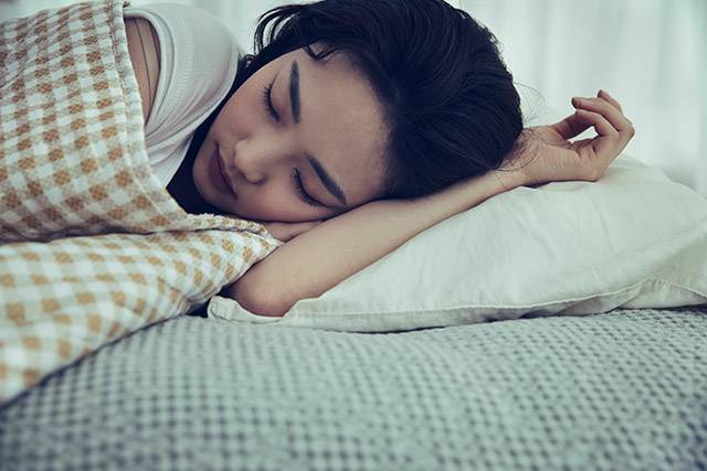수면 중 식은땀을 흘리는 증상은 수면무호흡증, 불안장애와 같은 질환 때문일 수 있다./사진=클립아트코리아