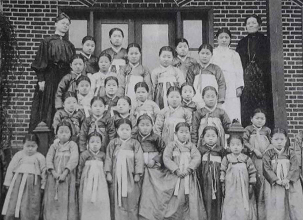조세핀 캠벨 선교사(뒷줄 오른쪽 끝)가 1906년 배화학당 학생들과 학교에서 기념촬영을 하고 있다. 국민일보DB