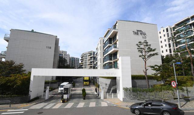 실거래가 기준으로 5년 연속 전국 최고가 아파트인 서울 용산구 한남더힐 전경. 재벌가, 대기업 간부, 전직 고위 관료, 유명 연예인들이 이곳에 거주하고 있어 '대한민국 상위 1%' 주거지로 꼽힌다. 배우한 기자