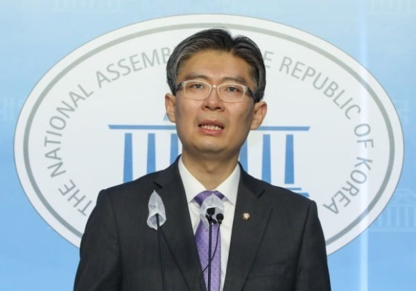 조정훈 시대전환 의원이 지난달 19일 서울 여의도 국회에서 기자회견을 열고 ‘후쿠시마 오염수 방류 계획’ 철회를 촉구하고 있다. /사진=뉴스1