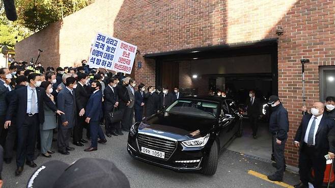 이명박 전 대통령을 태운 차량이 2일 오후 서울 강남구 논현동 자택에서 중앙지방검찰청으로 이동하고 있다.