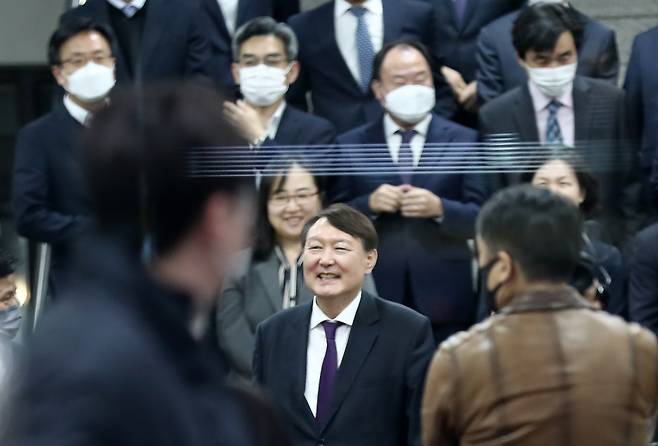 8개월 만에 전국 검찰청 순회 간담회를 재개한 윤석열 검찰총장이 지난달 29일 오후 대전지방검찰청에서 지역 검사들과 간담회를 한 뒤 기념사진을 찍으며 웃고 있다. ⓒ 연합뉴스