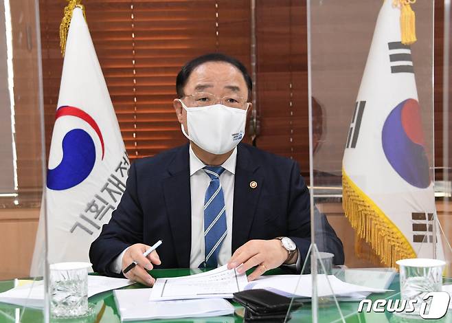 홍남기 경제부총리 겸 기획재정부 장관이 3일 서울 종로구 정부서울청사에서 '2050 저탄소 발전전략(LEDS) 추진방향과 향후계획'을 주요내용으로 관계장관회의(녹실회의)를 주재하고 있다. (기획재정부 제공) 2020.11.3/뉴스1