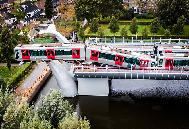 네덜란드 로테르담시 스파이크니스의  드 애커스역에서 2일(현지 시각) 탈선한 메트로열차가 '고래 꼬리' 조각품 위에 매달려있다. 사고당시 열차에는 승객은 없었고, 기관사는 스스로 탈출했다. /EPA 연합뉴스