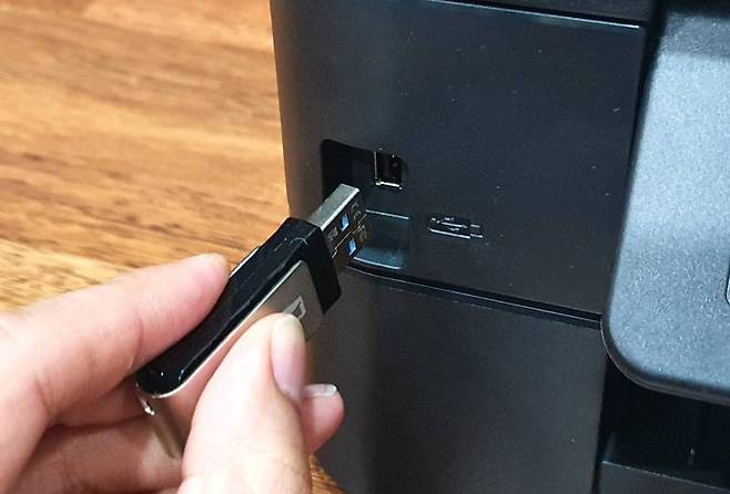 USB 저장장치를 꽂아 스캔 파일을 저장하거나 저장된 이미지 파일을 출력할 수 있다