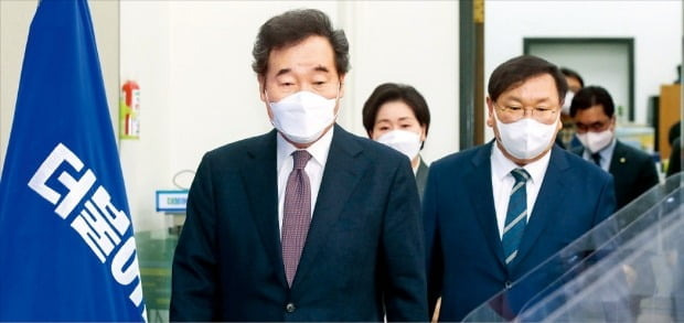 < 민주당 최고위원회의 > 더불어민주당 이낙연 대표(왼쪽)와 김태년 원내대표 등이 2일 국회에서 열린 민주당 최고위원회의에 참석하고 있다.  뉴스 1