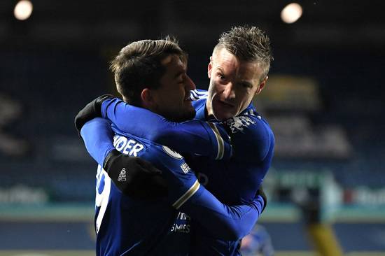 레스터 시티 공격수 제이미 바디(오른쪽)가 3일(한국시간) 영국 리즈의 엘런 로드에서 열린 2020-2021 잉글랜드 프리미어리그 7라운드 리즈 유나이티드와의 경기에서 후반 31분 팀의 세번째 골을 넣은 뒤 도움을 올린 젠키즈 윈데르와 기뻐하고 있다. /사진=로이터