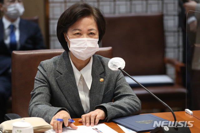 [서울=뉴시스] 김진아 기자 = 추미애 법무부 장관이 지난달 30일 오전 서울 여의도 국회에서 열린 고위공직자범죄수사처(공수처)장 후보 추천위원 위촉식에서 박병석 국회의장의 발언을 듣고 있다. (공동취재사진) 2020.10.30. photo@newsis.com