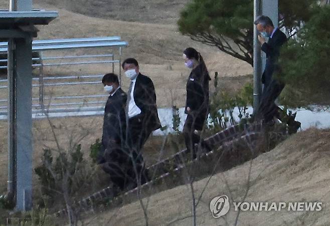 강연 마치고 이동하는 윤석열 검찰총장 (진천=연합뉴스) 서명곤 기자 = 윤석열 검찰총장이 3일 오후 진천 법무연수원에서 올해 부장검사로 승진한 30여 명을 대상으로 강연을 마치고 연수원 내에서 이동하고 있다. 2020.11.3 seephoto@yna.co.kr