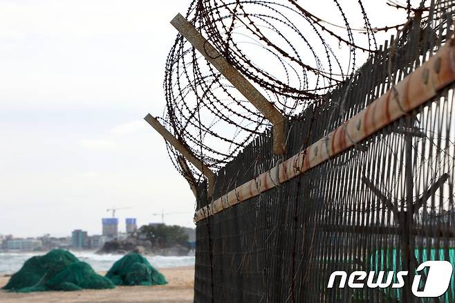 사진은 강원도 고성군 아야진 해변에 설치된 철책. 2018.12.5/뉴스1 © News1