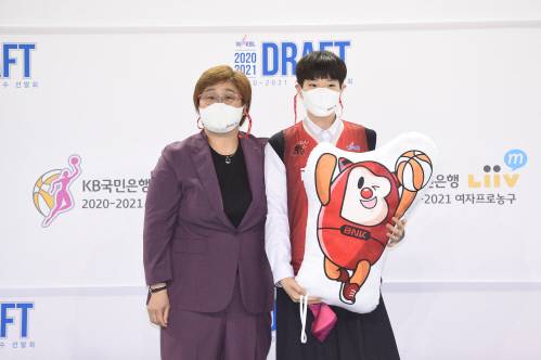 부산 BNK 썸 유영주 감독(왼쪽)과 숙명여고 문지영. 제공 | WKBL