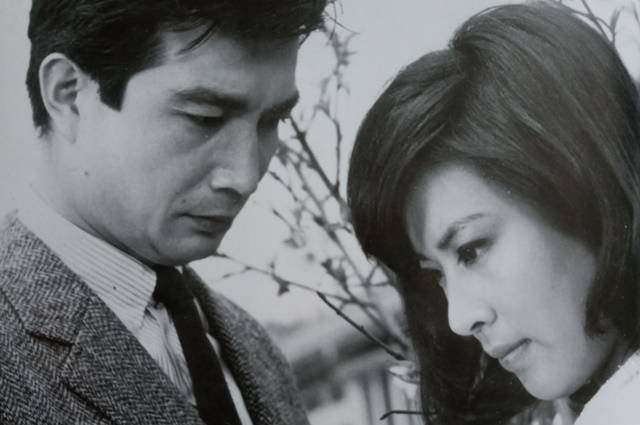 고 신성일은 2018년 11월 4일 폐암 투병 중 세상을 떠났다. 최근 2주기를 앞두고 가족들이 생전 고인의 뜻에 따라 '성일가'에 딸린 부동산 유산(경북 영천시 괴연동)을 모두 영천시에 기부한 것으로 알려졌다. /영화의 한 장면