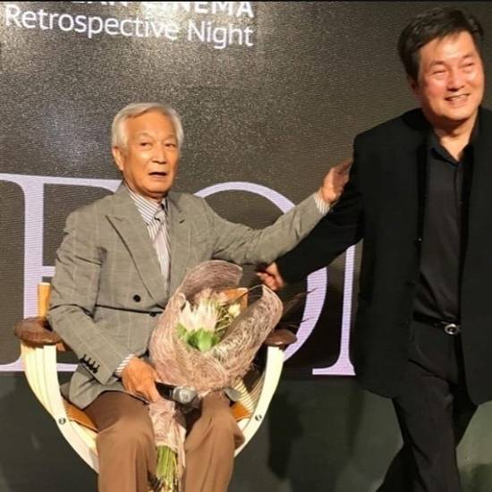 생전 각별한 사이로 지냈던 후배배우 한지일은 "시대를 풍미한 영화계 큰 별이셨는데 기일을 맞고보니 벌써 눈물이 흐른다"고 말했다.