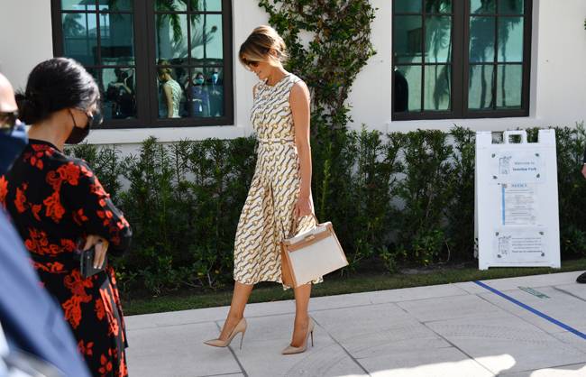 미국 대선 투표 당일 플로리다주 팜비치 투표소를 찾은 멜라니아 여사. 에르메스 켈리백을 들었다. [뉴시스AP]