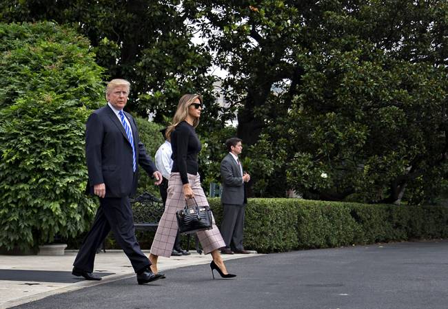 2017년 유럽 순방에 나설 당시 8천5백만원 상당의 악어가죽 버킨백을 든 멜라니아 여사. [GettyImage]