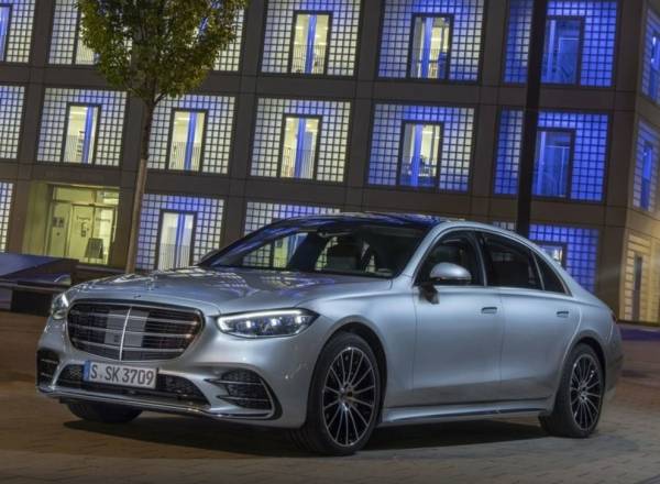 메르세데스-벤츠가 플래그십 세단 7세대 '신형 S클래스'를 오는 12월 독일을 시작으로 본격 글로벌 판매에 나선다.