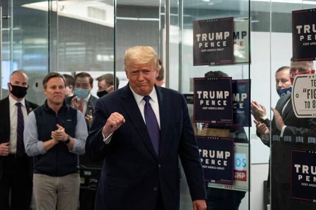 도널드 트럼프 미국 대통령이 3일 버지니아주 알링턴에 있는 선거운동본부에 들어서고 있다. 알링턴=AP 뉴시스