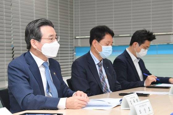 김용범 기획재정부 제1 차관(왼쪽)이 29일 서울 남대문 대한상공회의소에서 열린 '개인유사법인 과세제도 관련 간담회'를 주재하고 있다. [기획재정부 제공=뉴스1]