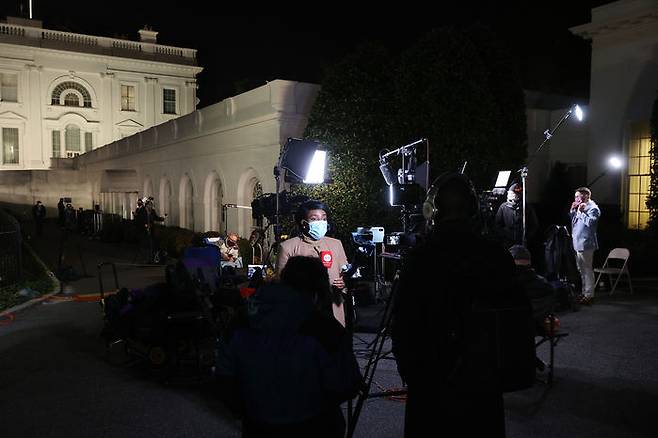 트럼프 대통령이 머물고 있는 미국 워싱턴 DC 백악관 앞 취재 열기가 뜨겁습니다.