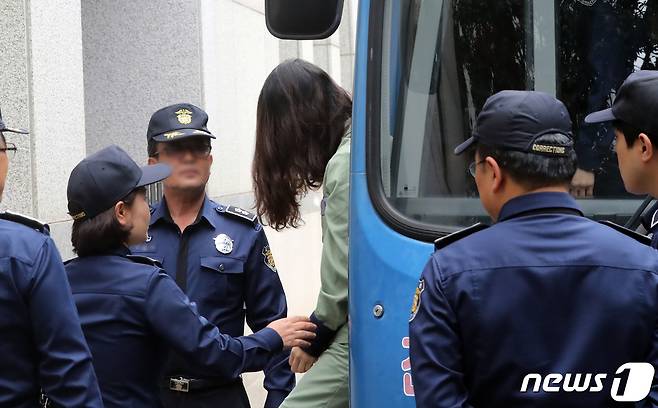 전 남편 살해 혐의로 구속기소된 고유정이 지난해 9월30일 오후 제주지방법원에서 열린 4차 공판에 참석하기 위해 법원에 출석하고 있다.2019.9.30 /뉴스1 © News1 오현지 기자