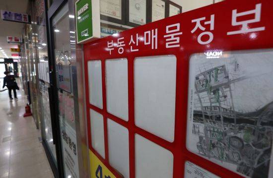 서울 송파구 잠실의 한 아파트 단지 상가 내 부동산에 매물 정보란이 텅 비어 있다. (사진=연합뉴스)