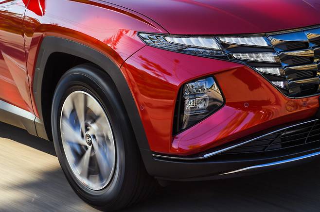 디 올 뉴 투싼 파라메트릭?쥬얼?패턴 그릴. 그릴에 헤드램프가 숨겨져 있다.