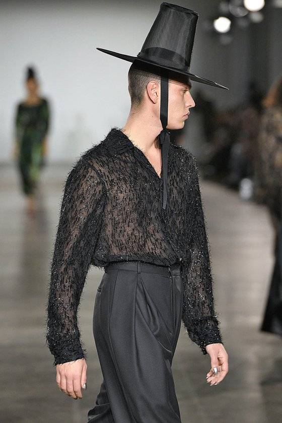 영국에서 활동하는 패션 디자이너 에드워드 크러칠리의 19AW 쇼에 등장한 한국 전통 모자 '갓'. 사진 에드워드 크러칠리.